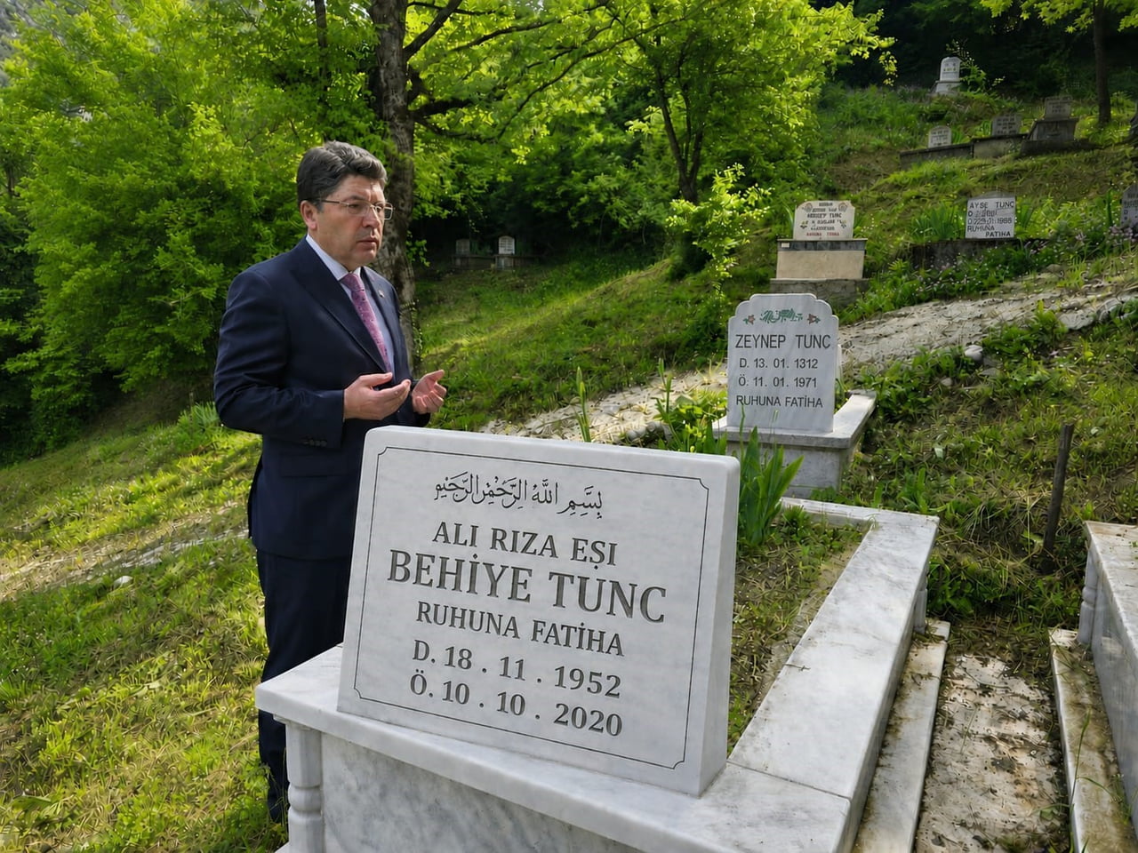 ESKİ ADALET BAKANI YILMAZ TUNÇ, 10 MAYIS ANNELER GÜNÜ NEDENİYLE ANNESİNİN MEZARINI ZİYARET ETTİ....