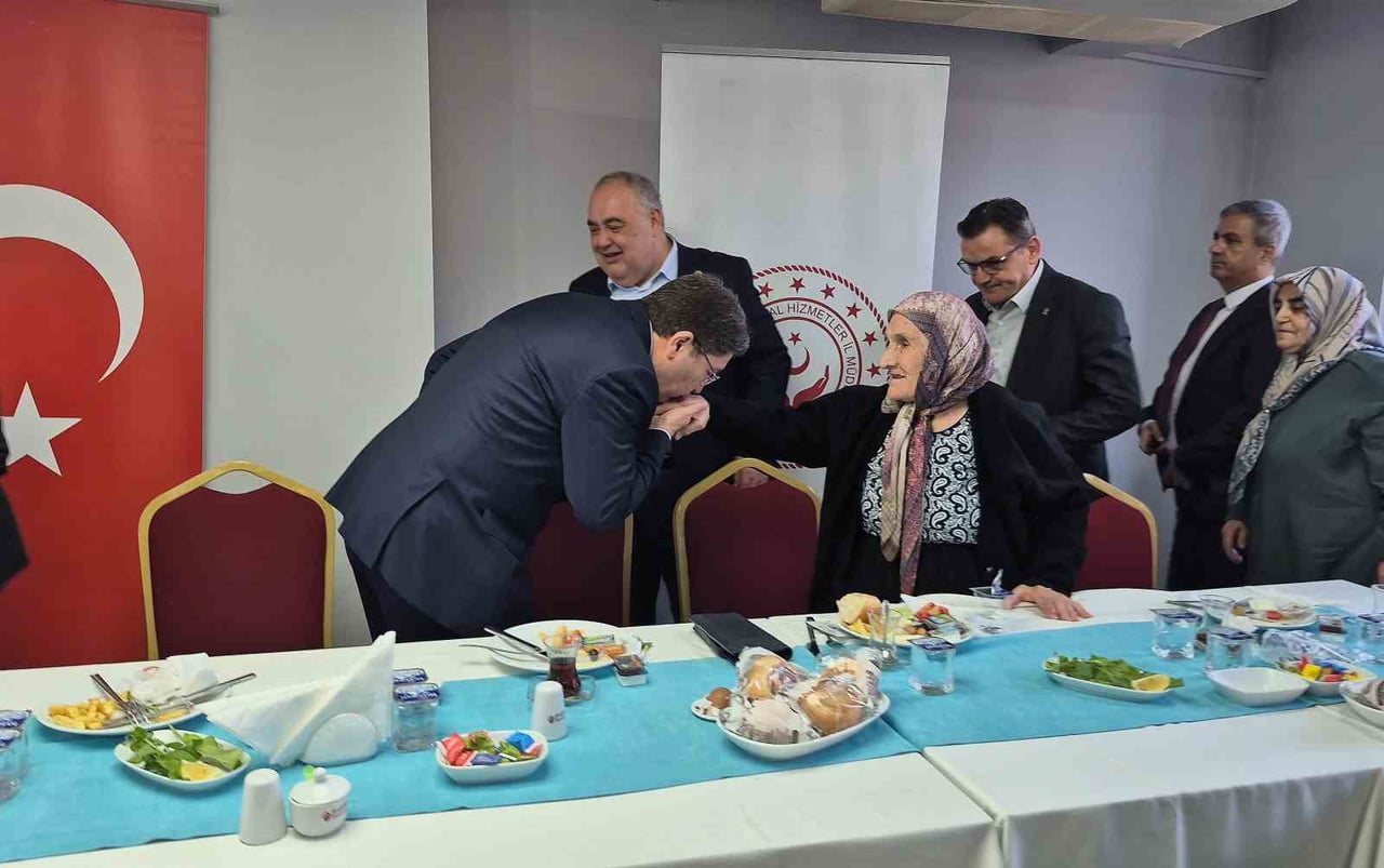 ESKİ ADALET BAKANI YILMAZ TUNÇ, 10 MAYIS ANNELER GÜNÜ NEDENİYLE ANNESİNİN MEZARINI ZİYARET ETTİ....