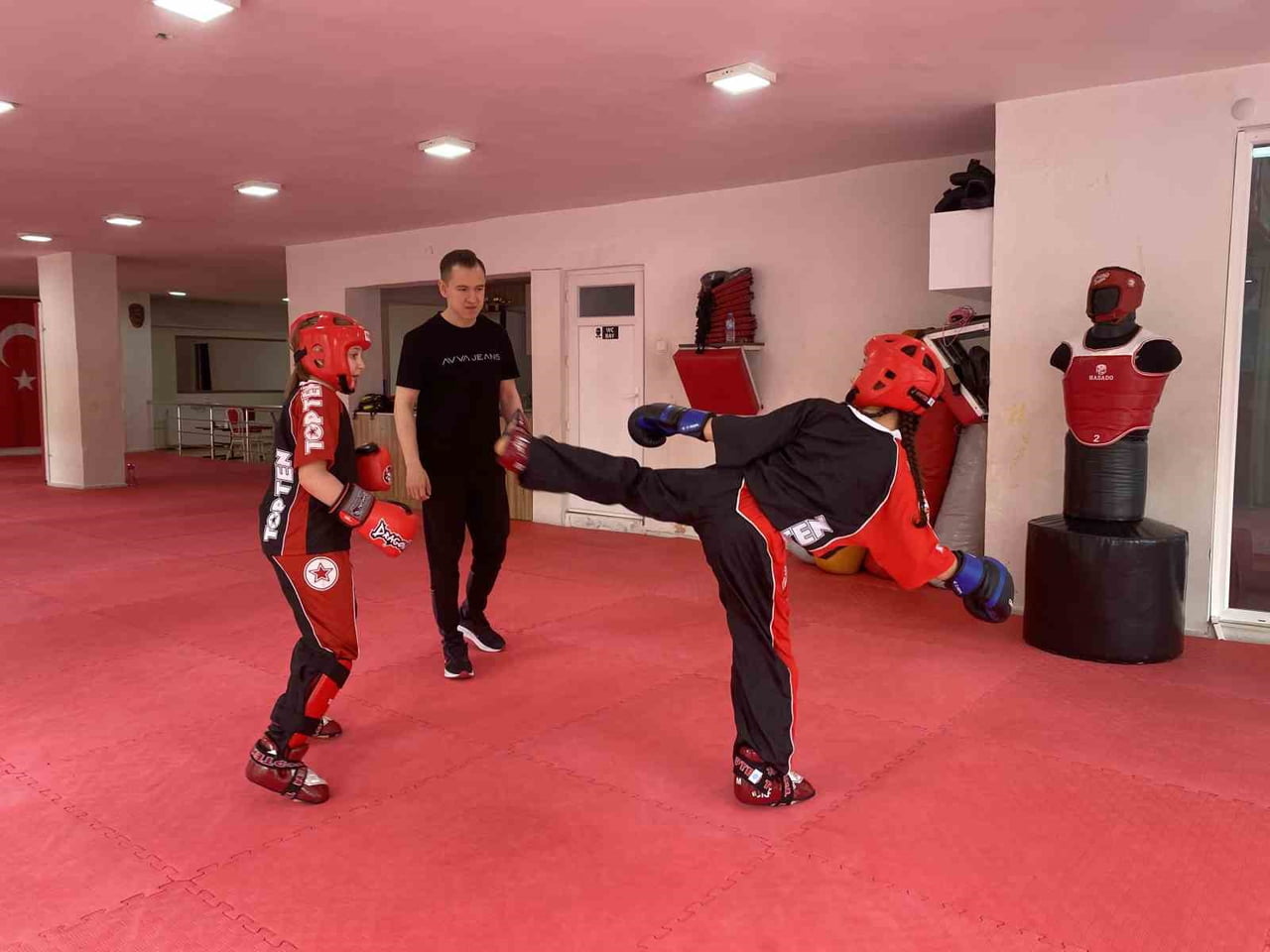 ESKİŞEHİR'DE ANTRENÖR OLAN CENK AYGÜN, ANTALYA'DA DÜZENLENECEK OLAN TURKİSH OPEN WAKO WORLD CUP...