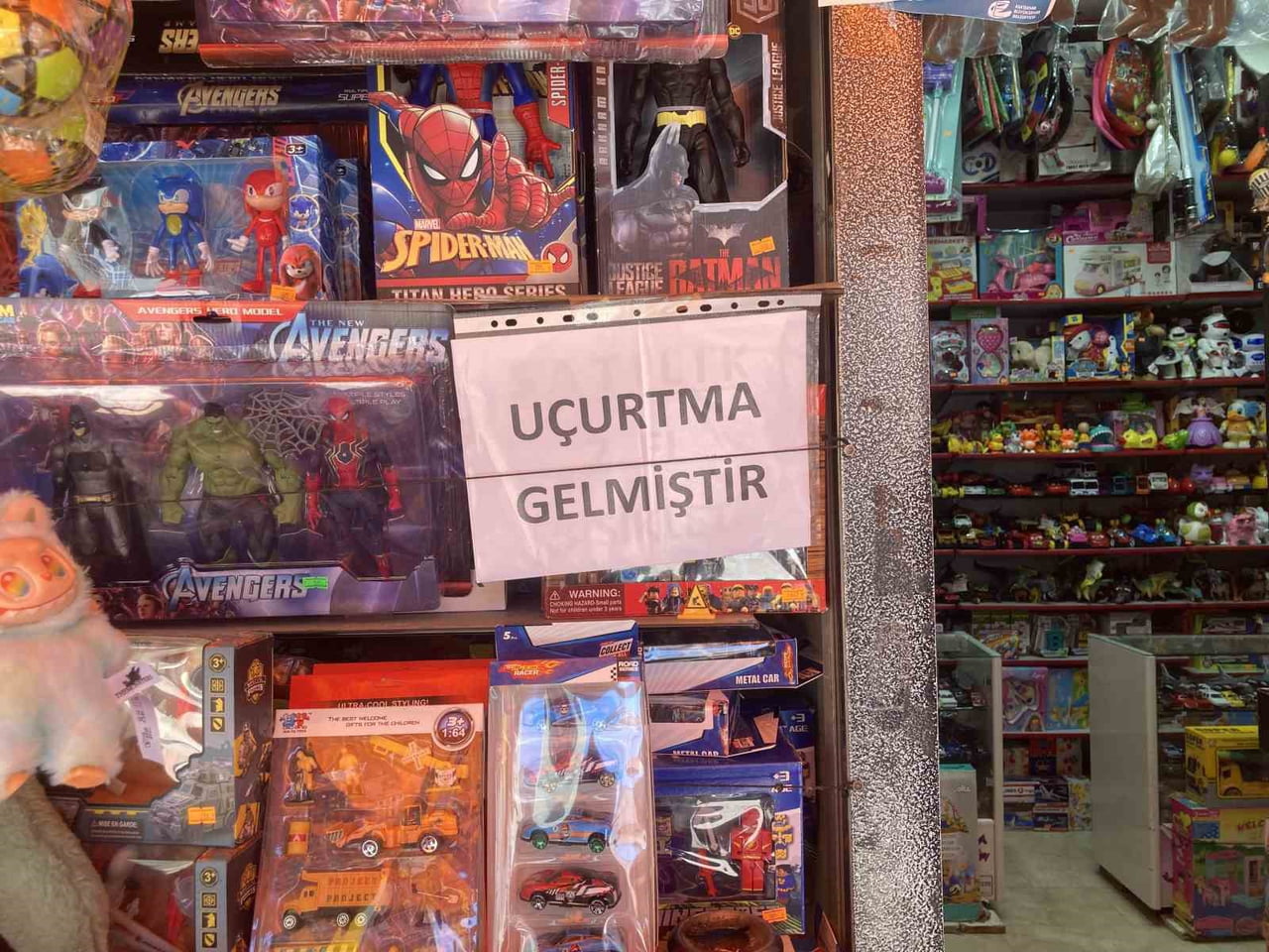 ESKİŞEHİR'DE BAHARIN GELMESİYLE BİRLİKTE SATILMAYA BAŞLANAN UÇURTMA ÇEŞİTLERİNE TALEP...