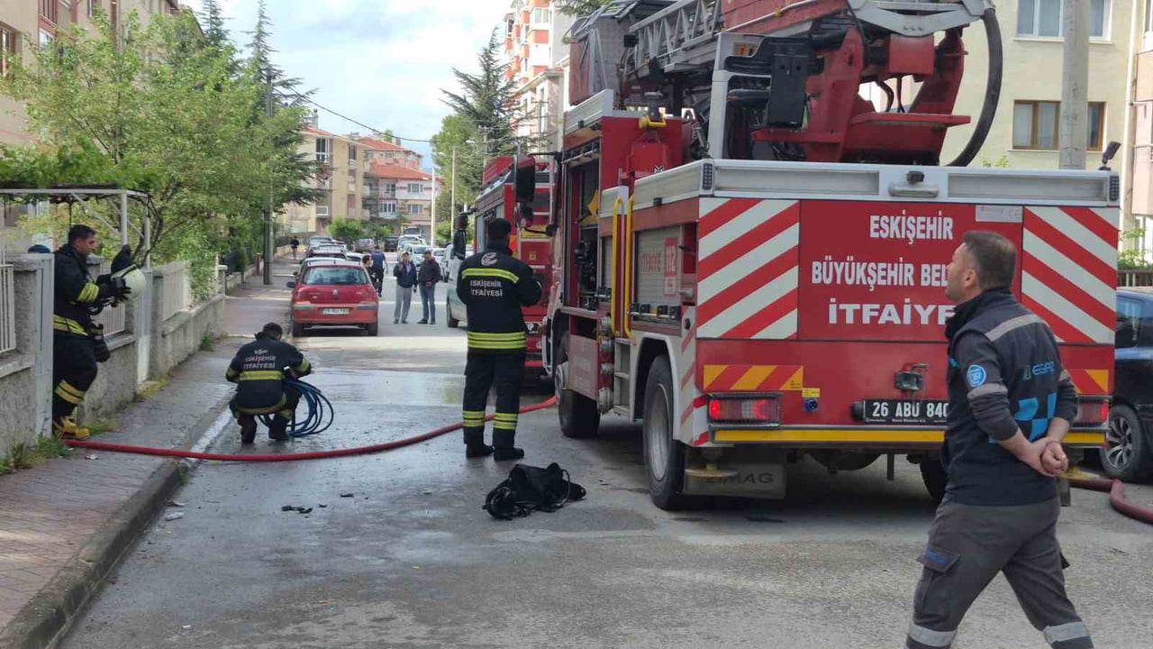 ESKİŞEHİR'DE BİR APARTMANIN 4'ÜNCÜ KATINDAKİ DAİRENİN YATAK ODASINDA ÇIKAN YANGINDAN SÜRÜNEREK...