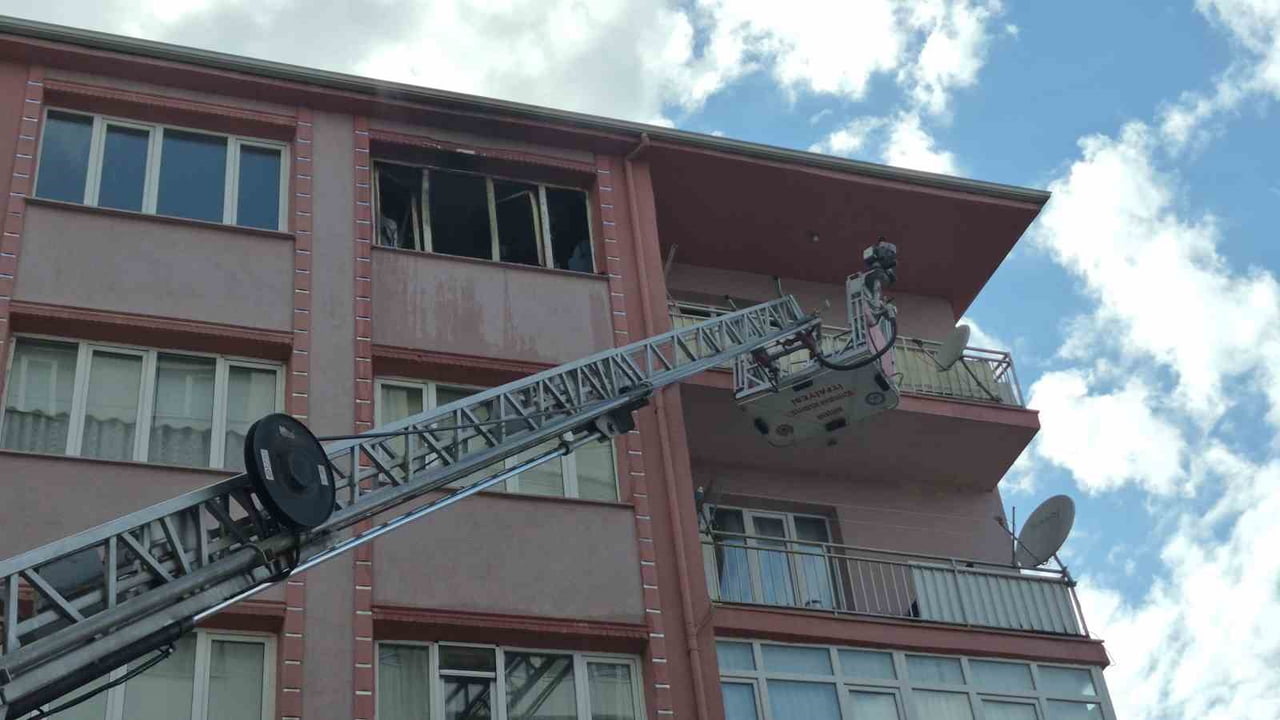 ESKİŞEHİR'DE BİR APARTMANIN 4'ÜNCÜ KATINDAKİ DAİRENİN YATAK ODASINDA ÇIKAN YANGINDAN SÜRÜNEREK...