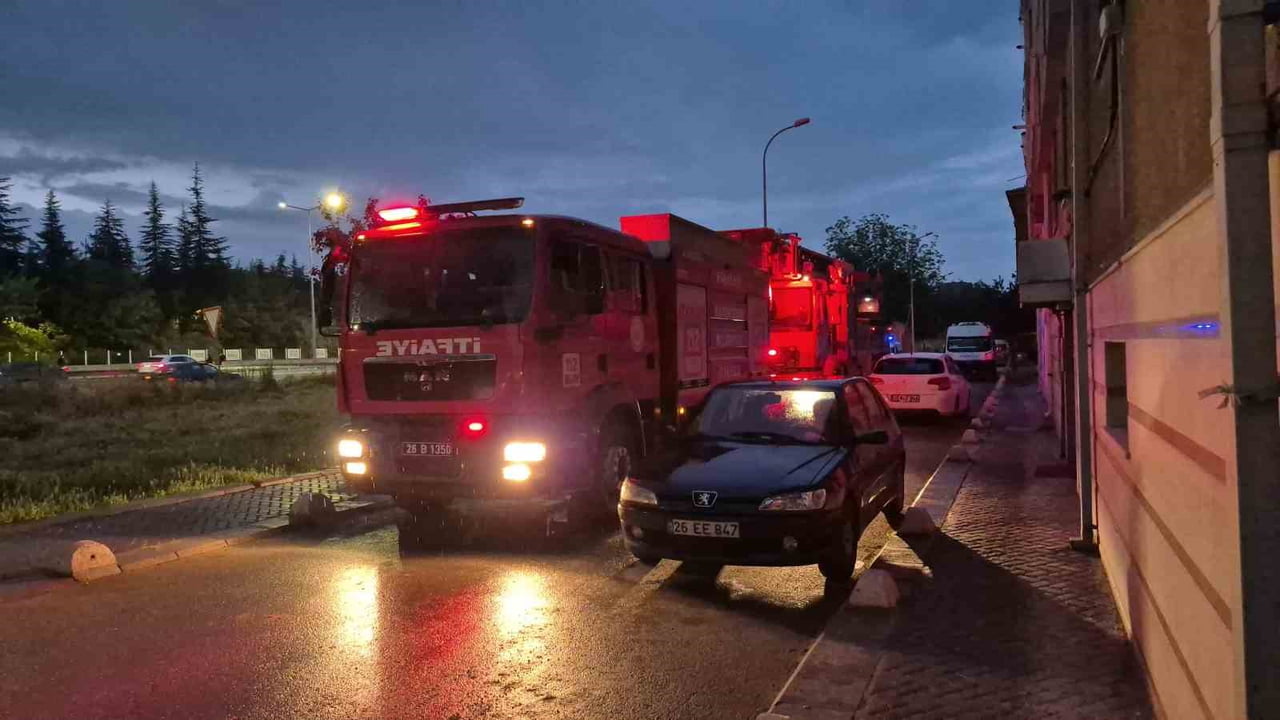 ESKİŞEHİR'DE BİR APARTMANIN 4'ÜNCÜ KATINDAKİ DAİRESİNDE ASPİRATÖR KAYNAKLI ÇIKAN YANGIN, İTFAİYE...