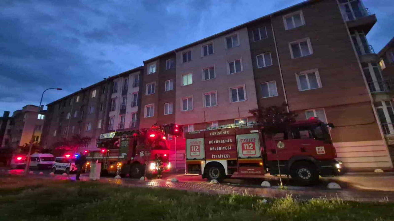 ESKİŞEHİR'DE BİR APARTMANIN 4'ÜNCÜ KATINDAKİ DAİRESİNDE ASPİRATÖR KAYNAKLI ÇIKAN YANGIN, İTFAİYE...