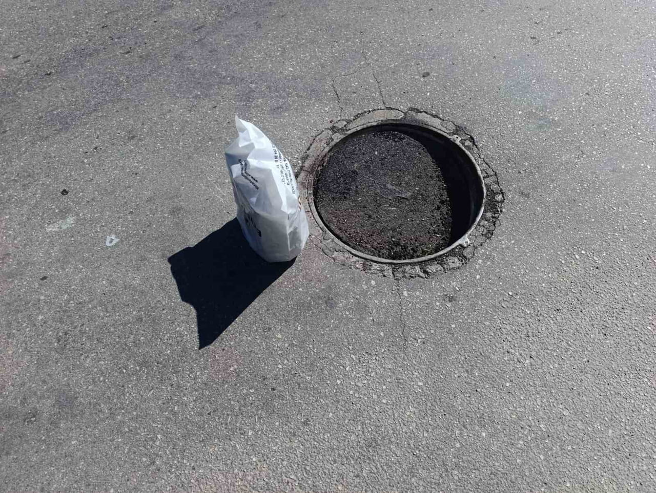 ESKİŞEHİR'DE BİR VATANDAŞIN ÇÖKEN VE TEHLİKE ARZ EDEN RÖGAR KAPAĞININ FARK EDİLMESİ İÇİN YANINA...