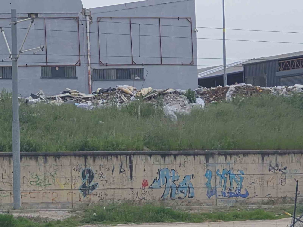ESKİŞEHİR'DE BULUNAN BAKSAN SANAYİ SİTESİ VE ÇEVRESİNDE AYLARDIR TOPLANMADIĞI İDDİA EDİLEN...