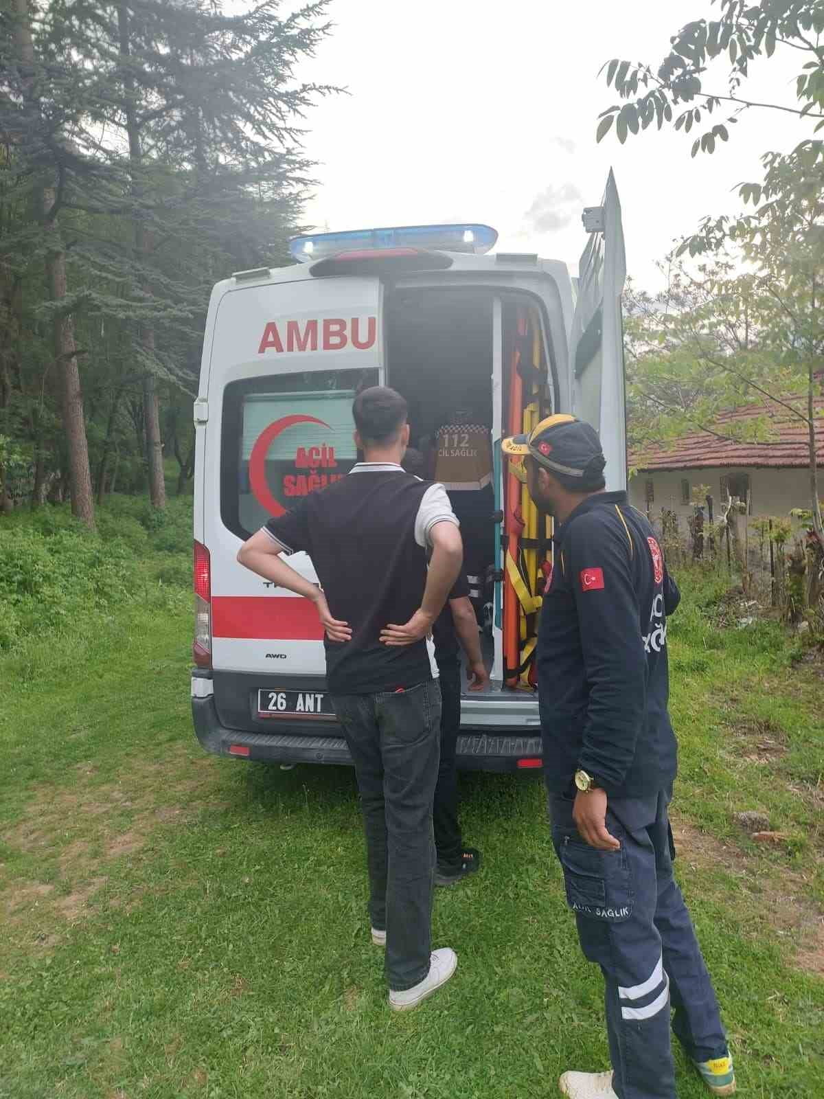 ESKİŞEHİR'DE DAĞLIK ALANDA BİR OYUĞA DÜŞÜRDÜKLERİ ÇANTALARINI ALMAYA İNEN VE ORADA MAHSUR KALAN 2...