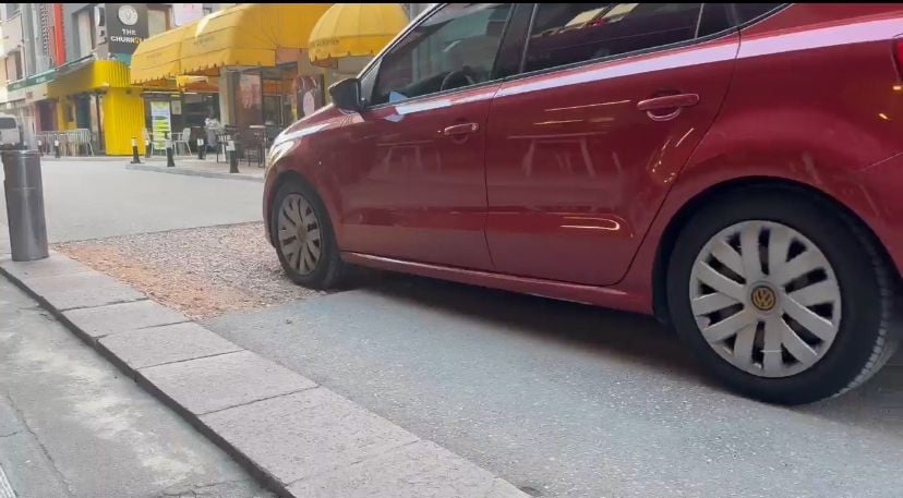 ESKİŞEHİR'DE DAHA ÖNCE YAPILAN ALTYAPI ÇALIŞMASININ ARDINDAN KAPATILMAYAN DEV ÇUKUR, SÜRÜCÜLER VE...