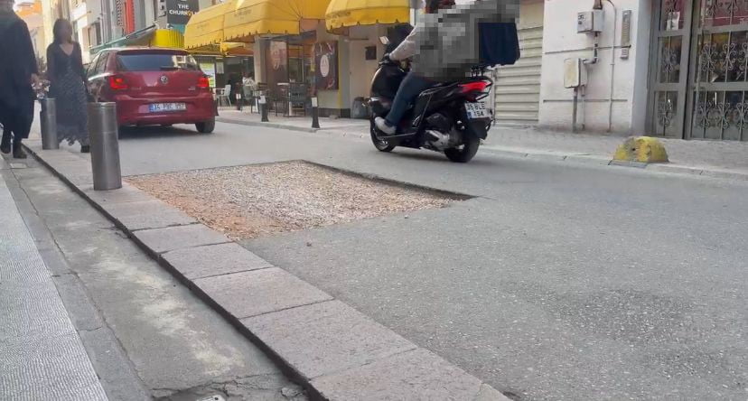 ESKİŞEHİR'DE DAHA ÖNCE YAPILAN ALTYAPI ÇALIŞMASININ ARDINDAN KAPATILMAYAN DEV ÇUKUR, SÜRÜCÜLER VE...