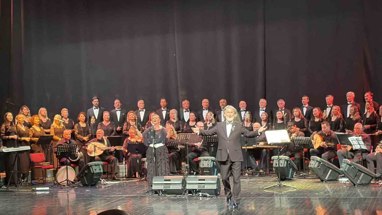 ESKİŞEHİR'DE DÜZENLENEN '80'LER 90'LAR' İSİMLİ TÜRK SANAT MÜZİĞİ KONSERİNDE BÜYÜK COŞKU...