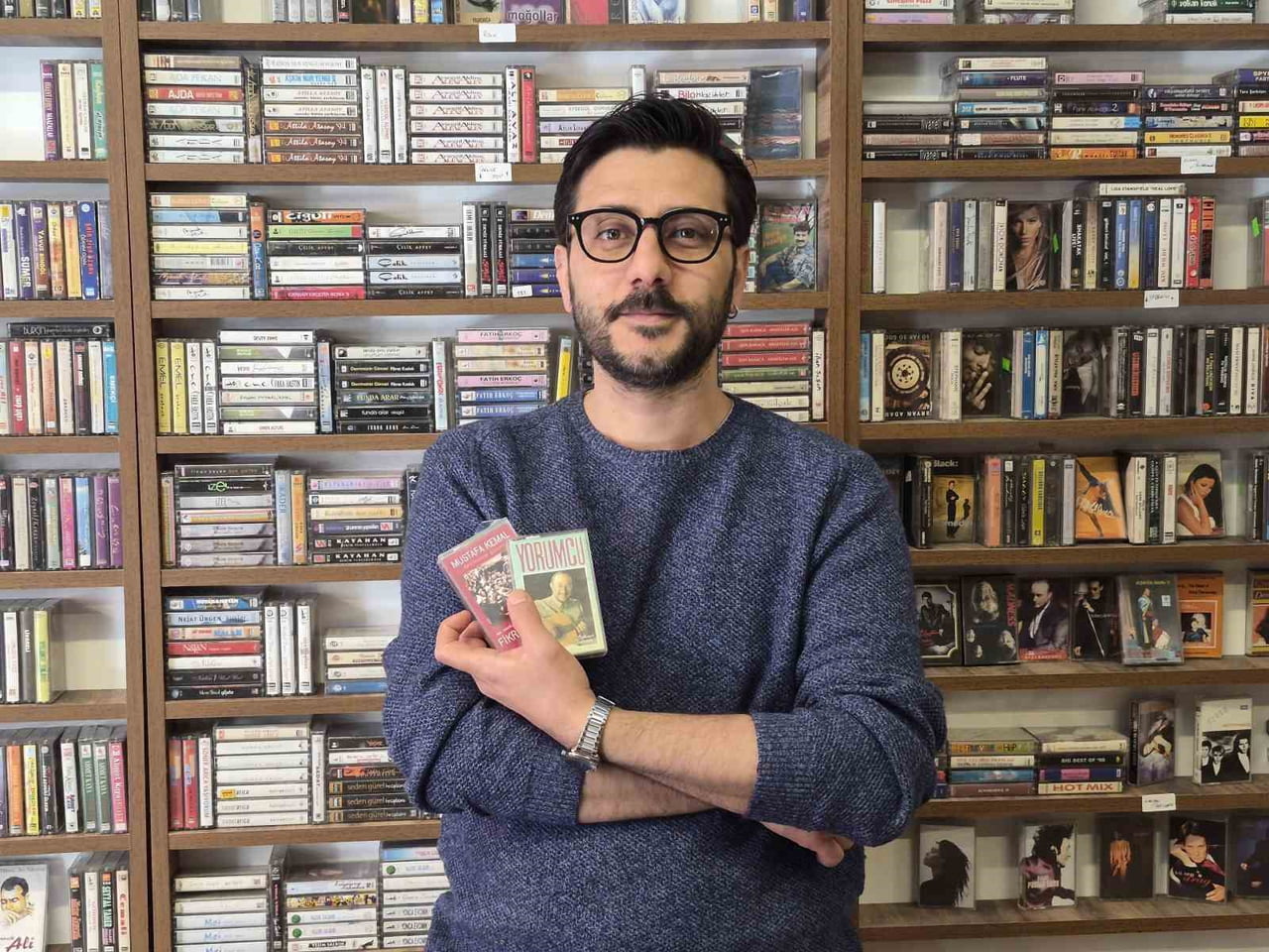 ESKİŞEHİR'DE ESNAFLIK YAPAN DEVRAN GÖKAY, HEDİYELİK ÜRÜN ARAYAN VATANDAŞLARIN KASETLERİ TERCİH...