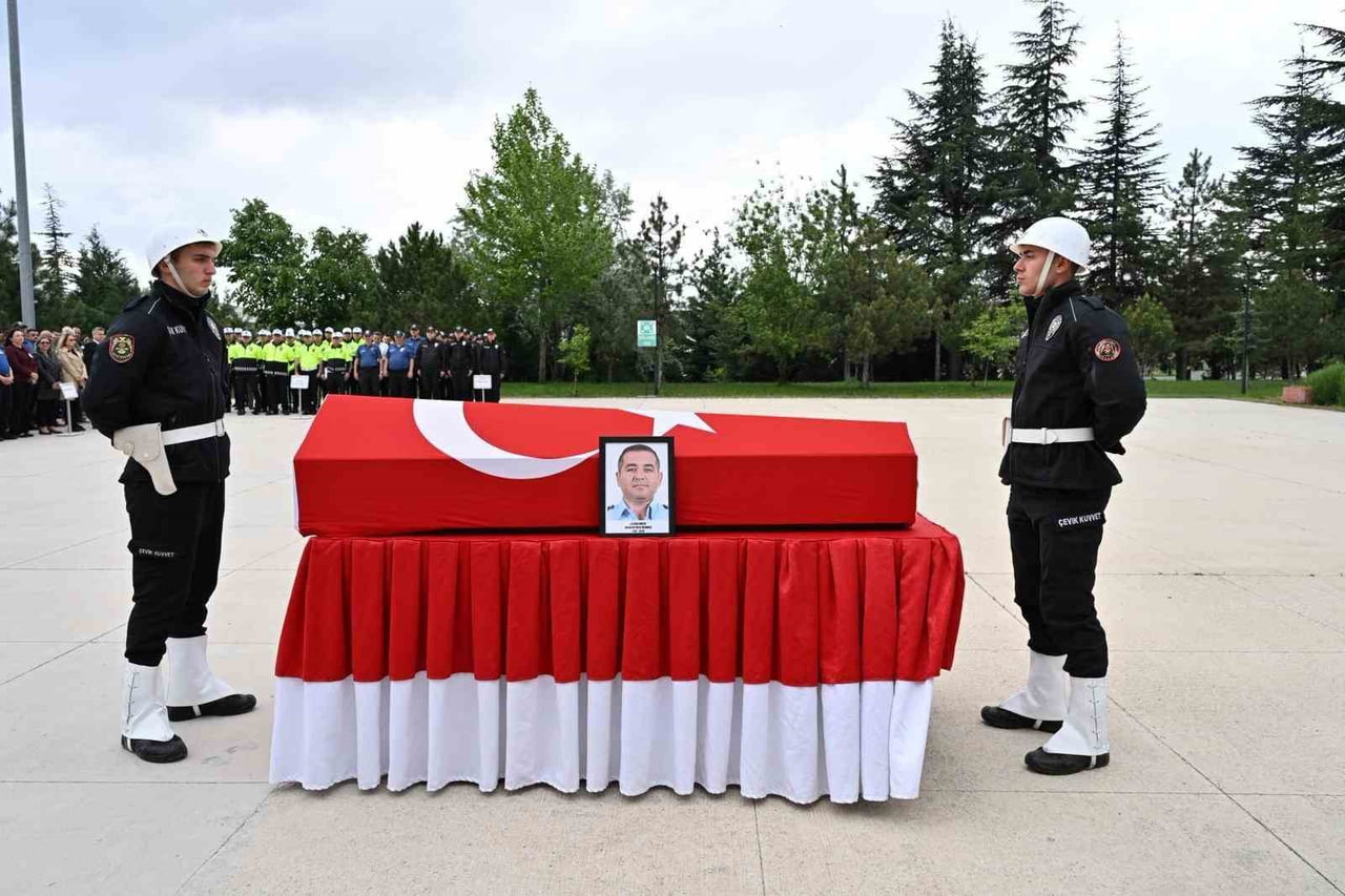 ESKİŞEHİR'DE GEÇİRDİĞİ RAHATSIZLIK SONUCU VEFAT EDEN POLİS MEMURU SELÇUK ÖNGER, DUALAR EŞLİĞİNDE...