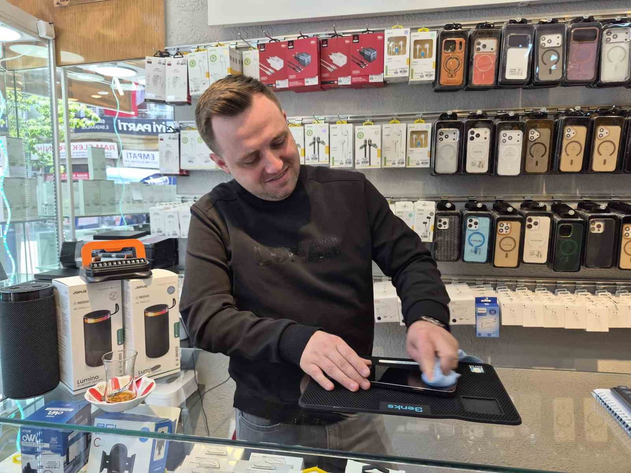ESKİŞEHİR'DE İKİNCİ EL TELEFON SATIŞI VE TAMİRİ YAPAN YİĞİT AYTEKİN, YENİLENMİŞ CİHAZLARDA PARÇA...