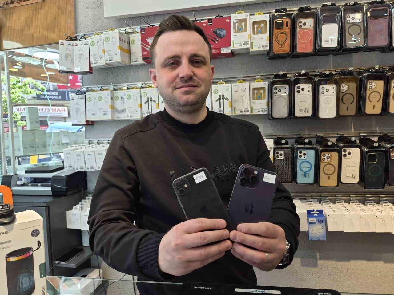 ESKİŞEHİR'DE İKİNCİ EL TELEFON SATIŞI VE TAMİRİ YAPAN YİĞİT AYTEKİN, YENİLENMİŞ CİHAZLARDA PARÇA...