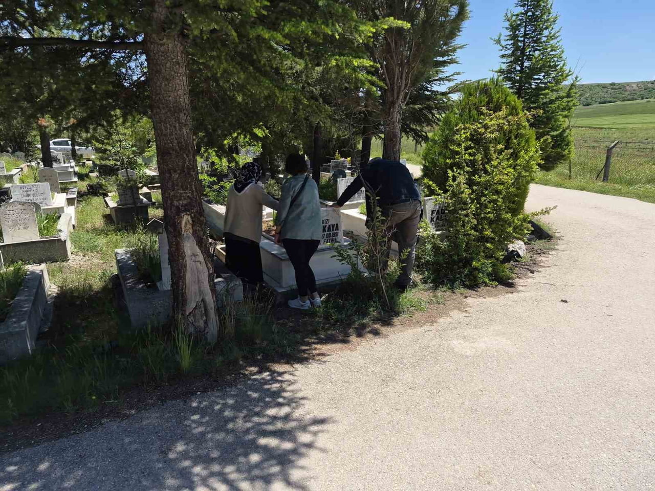 ESKİŞEHİR'DE KURBAN BAYRAMI AREFESİNDE MERHUM YAKINLARININ KABİRLERİNİ ZİYARET EDEN VATANDAŞLAR...