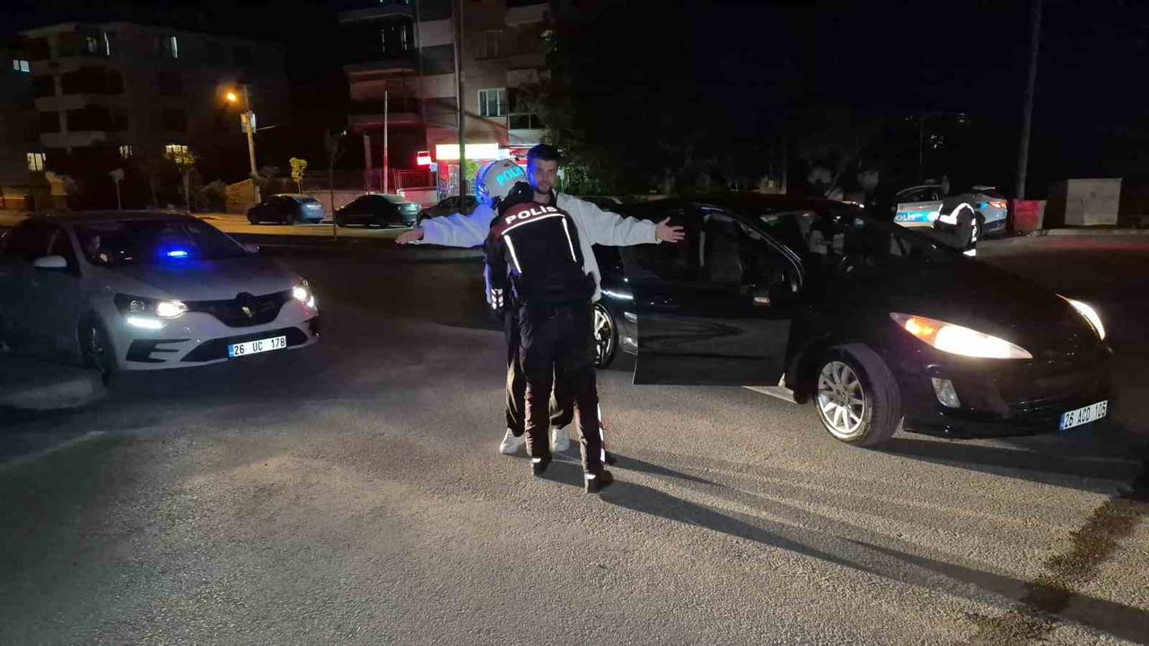 ESKİŞEHİR'DE POLİS EKİPLERİNCE GERÇEKLEŞTİRİLEN ASAYİŞ UYGULAMASINDA 298 ŞAHIS VE 114 ARAÇ...