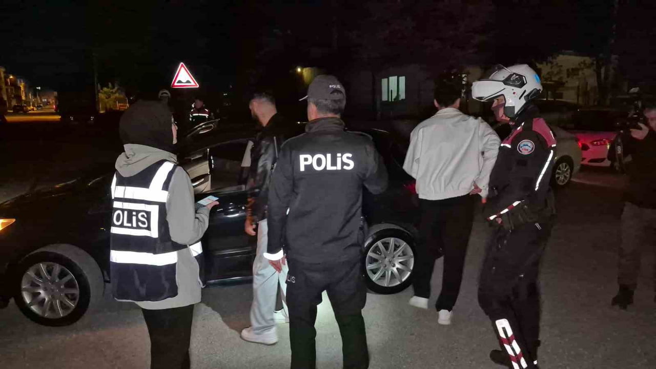 ESKİŞEHİR'DE POLİS EKİPLERİNCE GERÇEKLEŞTİRİLEN ASAYİŞ UYGULAMASINDA 298 ŞAHIS VE 114 ARAÇ...