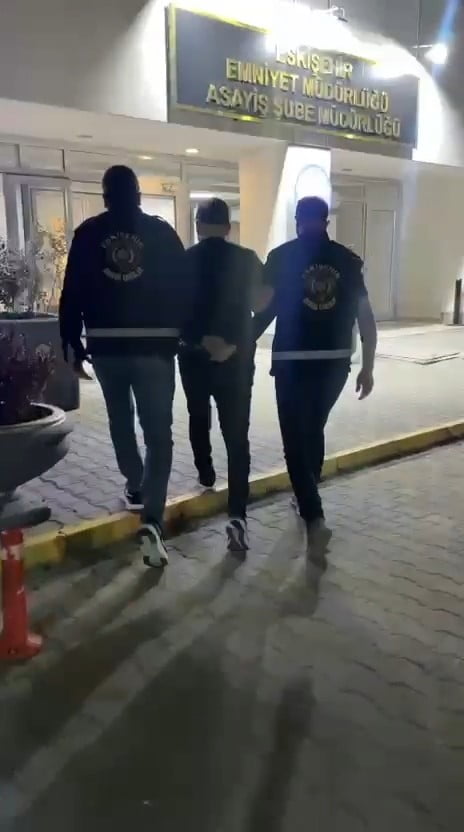 ESKİŞEHİR'DE POLİS EKİPLERİNİN GERÇEKLEŞTİRDİĞİ TİTİZ ÇALIŞMA SONUCUNDA, HAKKINDA "KONUTTA BİRDEN...