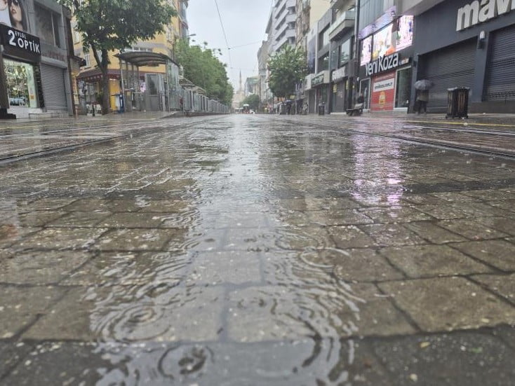 ESKİŞEHİR'DE SABAH SAATLERİNDE SAĞANAK YAĞIŞ ETKİLİ OLURKEN, HAZIRLIKSIZ DIŞARIYA ÇIKAN...