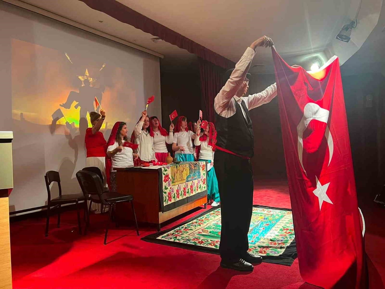 ESKİŞEHİR'DE SOMET ZİHİNSEL GELİŞİM DERNEĞİ TARAFINDAN 'ÇANAKKALE GEÇİLMEZ' ADLI BİR TİYATRO OYUNU...