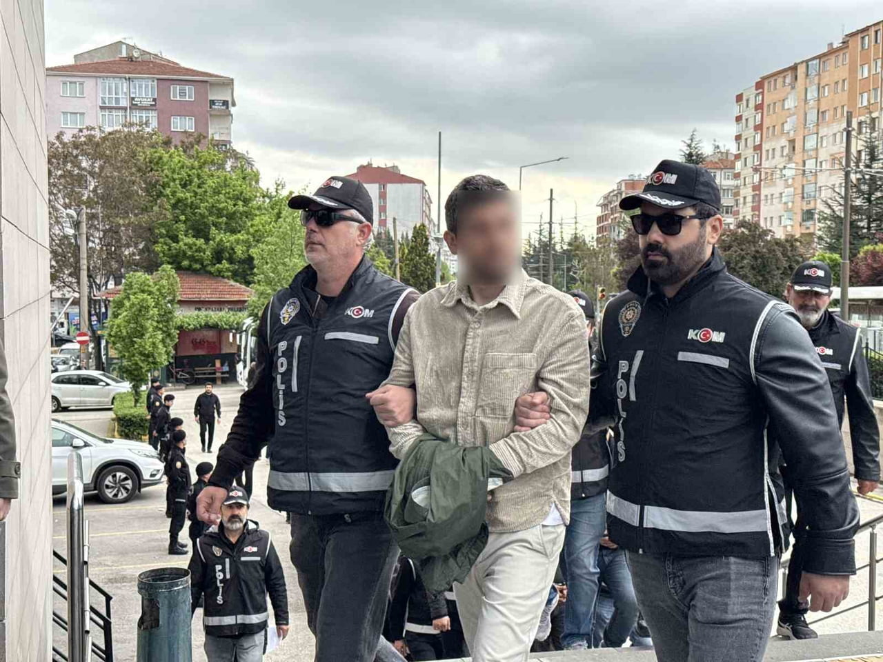 ESKİŞEHİR'DE TEPEBAŞI BELEDİYESİ'NE YÖNELİK YAPILAN OPERASYONDA 25 ŞÜPHELİ ADLİYEYE SEVK...