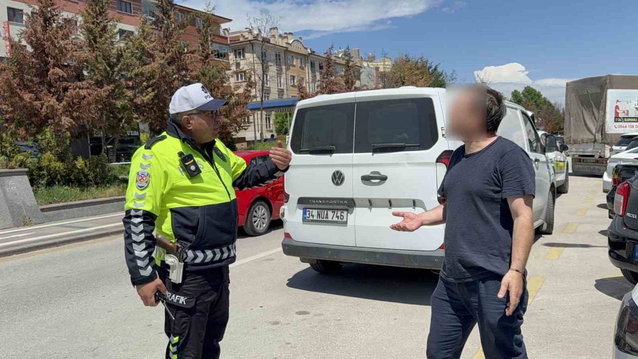 ESKİŞEHİR'DE TERS YÖNDEN GELEREK TRAFİK DENETİMİNE TAKILAN VE 52 BİN 665 TL PARA CEZASI KESİLEN...