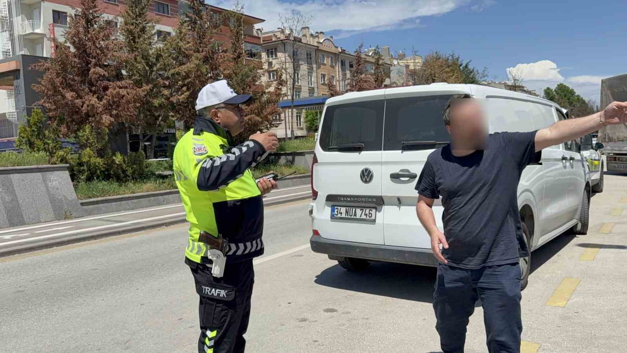 ESKİŞEHİR'DE TERS YÖNDEN GELEREK TRAFİK DENETİMİNE TAKILAN VE 52 BİN 665 TL PARA CEZASI KESİLEN...