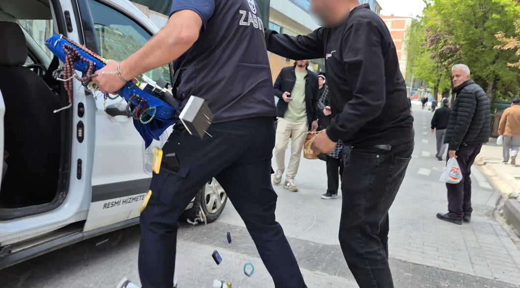 ESKİŞEHİR'DE TEZGAHINA EL KONULAN SEYYAR SATICI İLE ZABITA EKİPLERİ ARASINDA GERGİN ANLAR...