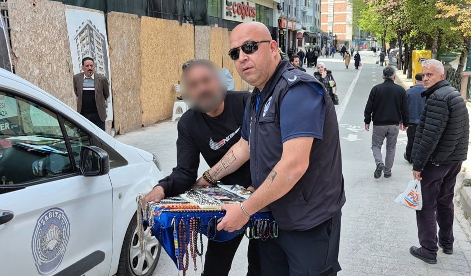ESKİŞEHİR'DE TEZGAHINA EL KONULAN SEYYAR SATICI İLE ZABITA EKİPLERİ ARASINDA GERGİN ANLAR...