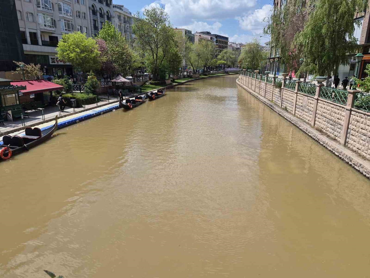 ESKİŞEHİR'DE YAĞIŞ SONRASI KAHVERENGİ TONUNA BÜRÜNEN PORSUK ÇAYI İLGİNÇ GÖRÜNTÜ...