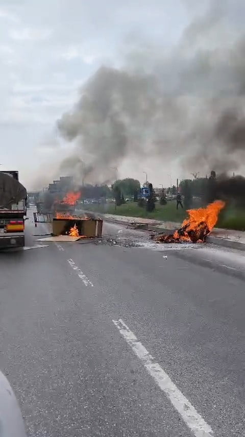 ESKİŞEHİR'DE YANAN TÜP TAŞIMA KAMYONETİNE İLK MÜDAHALEYİ O SIRADA ŞANS ESERİ YOLDAN GEÇEN BETON...