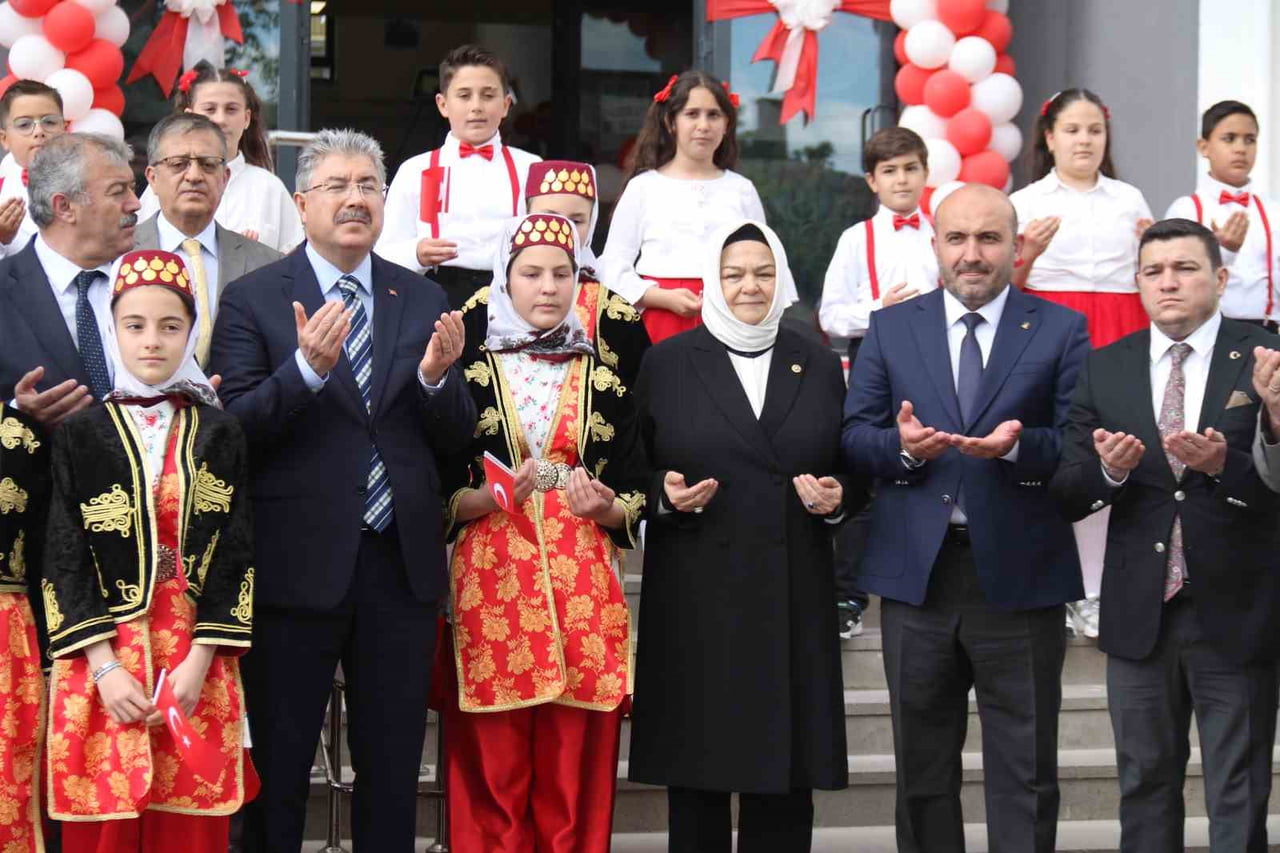 ESKİŞEHİR'DE YAPIMI TAMAMLANAN DOKTOR MUSTAFA ÇAMKORU ORTAOKULU AÇILIŞI TÖRENLE...