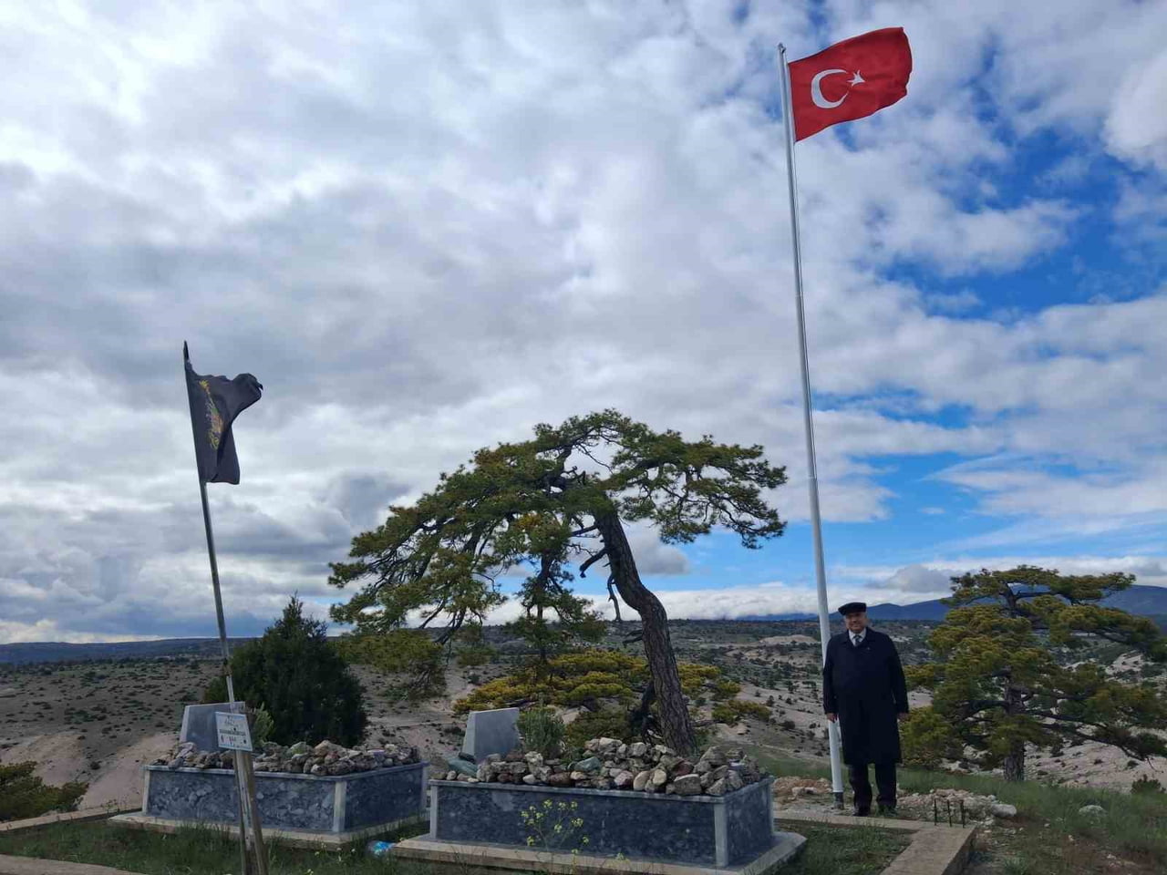 ESKİŞEHİR'İN BEYLİKOVA İLÇESİNDE BULUNAN DOĞAN BABA VE GELİNİNİN KABİRLERİNDE BAŞLATILAN BAKIM VE...