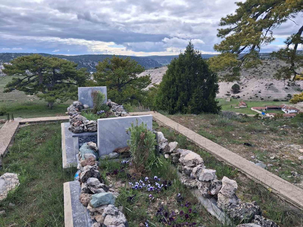 ESKİŞEHİR'İN BEYLİKOVA İLÇESİNDE BULUNAN DOĞAN BABA VE GELİNİNİN KABİRLERİNDE BAŞLATILAN BAKIM VE...