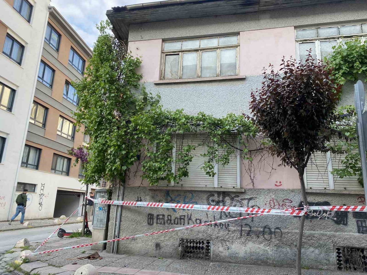 ESKİŞEHİR'İN MERKEZİ NOKTALARINDAN HOŞNUDİYE MAHALLESİ'NDE BİR BİNADAN DÜŞEN KİREMİT PARÇALARI...