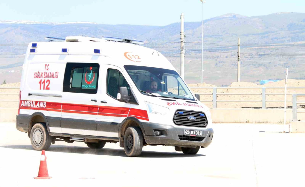ESKİŞEHİR AMBULANS SERVİSİ BAŞHEKİMLİĞİ'NDE GÖREVLİ 15 ACİL TIP TEKNİSYENİNE (ATT) SÜRÜŞ GÜVENLİĞİ...