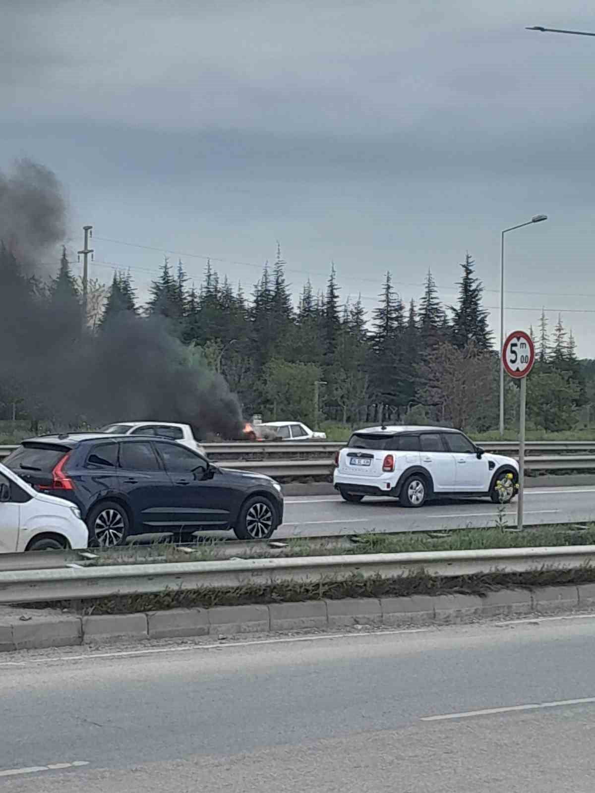 ESKİŞEHİR ÇEVRE YOLU'NDA BİR OTOMOBİLDE ÇIKAN YANGINA İTFAİYE EKİPLERİ MÜDAHALE ETTİ.