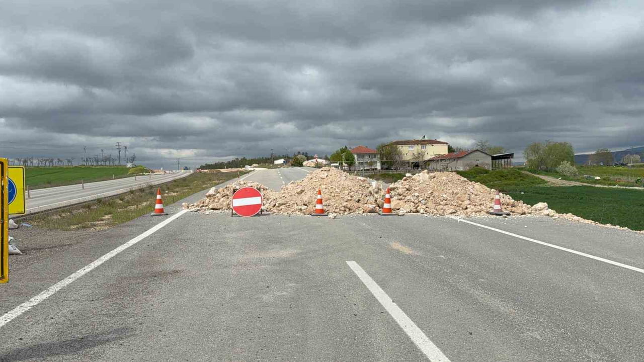 ESKİŞEHİR’DE BAYBURT GRUP İNŞAAT TARAFINDAN İHALESİ ALINAN 42 KİLOMETRELİK YOLUN YAPIMI SIRASINDA...
