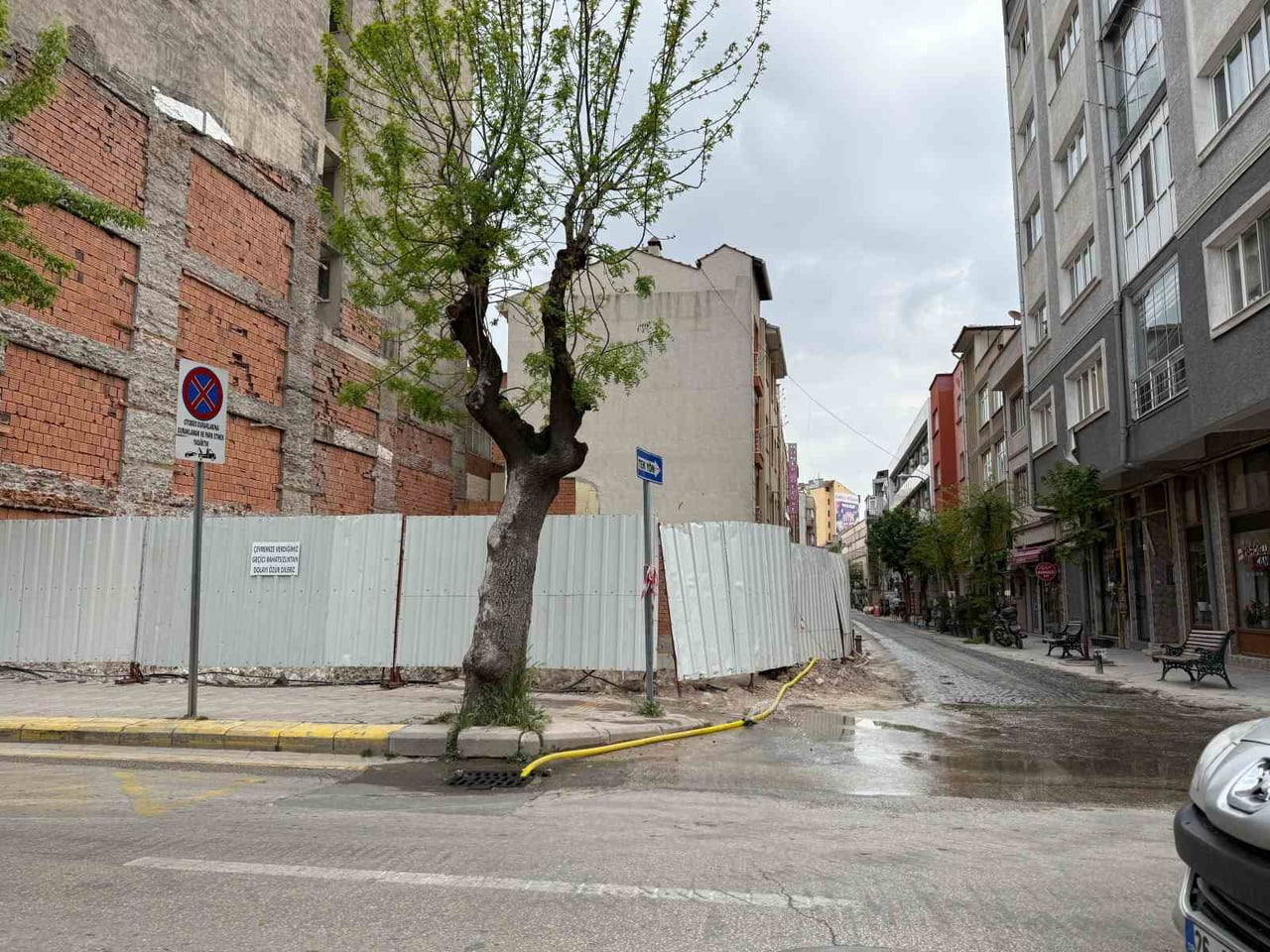 ESKİŞEHİR’DE BİR İNŞAAT SAHASINDA KULLANILAN SU TAHLİYE HORTUMUNUN PATLAMASI SONUCU YOLUN BİR...