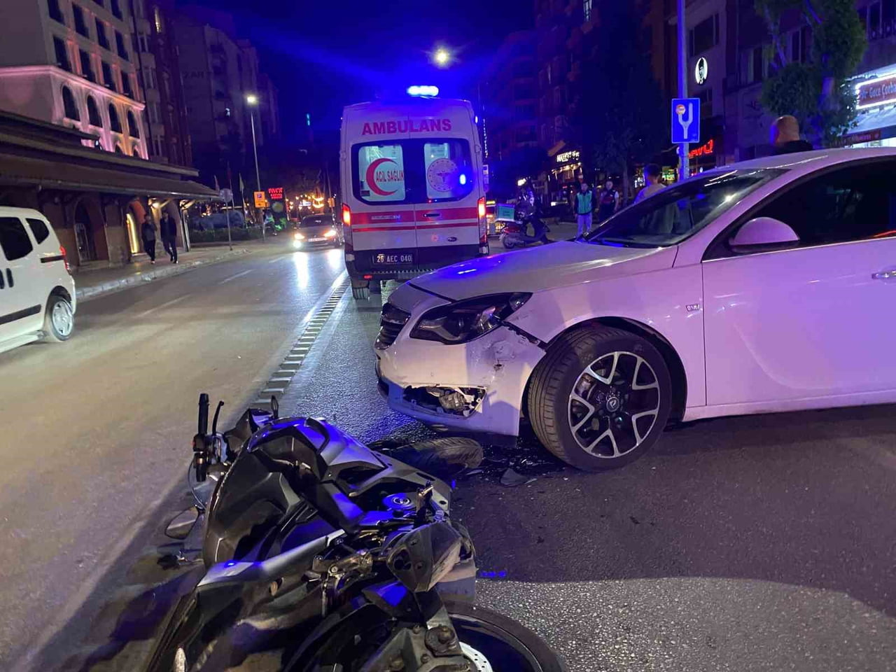 ESKİŞEHİR’DE GECE SAATLERİNDE AKARYAKIT İSTASYONUNDAN ÇIKAN OTOMOBİLİN MOTOSİKLETE ÇARPMASI SONUCU...