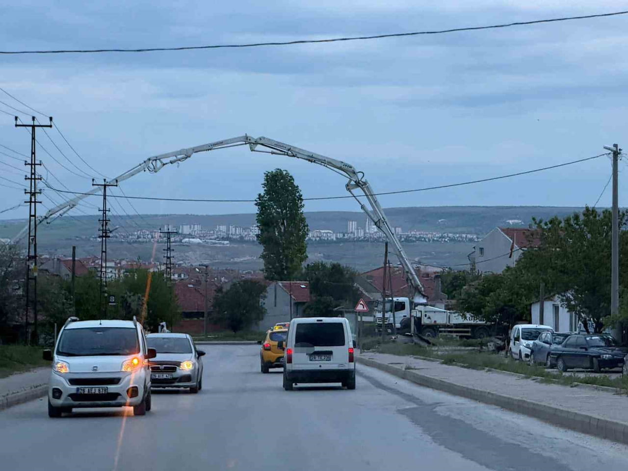 ESKİŞEHİR’DE HİÇBİR UYARICI LEVHA OLMADAN BİR ARA SOKAKTAN BULUNAN BETON POMPASI İLE BULVARIN...