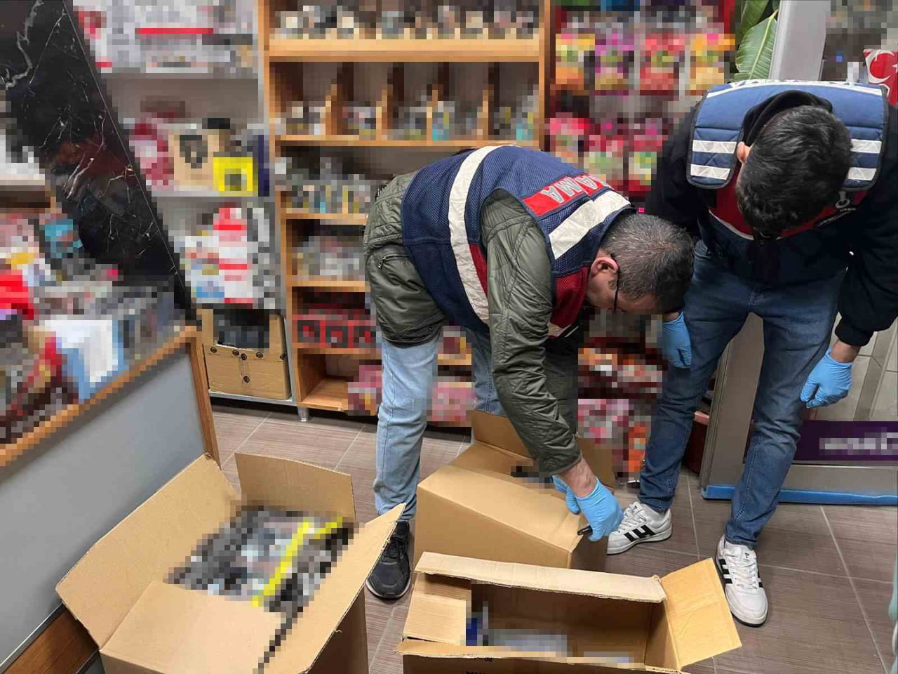 ESKİŞEHİR’DE JANDARMA EKİPLERİNCE YAPILAN OPERASYONDA KAÇAK 21 BİN 240 ADET İÇİ TÜTÜN DOLDURULMUŞ...