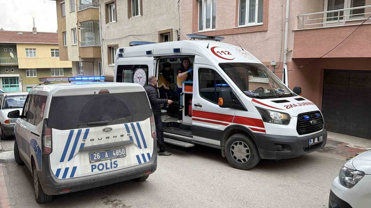 ESKİŞEHİR’DE KOMBİ BAKIMINA GİTTİĞİ BİR EVİN SAHİBİ VE KOMŞUSUYLA KAVGA EDEN KOMBİ TEKNİSYENİ...