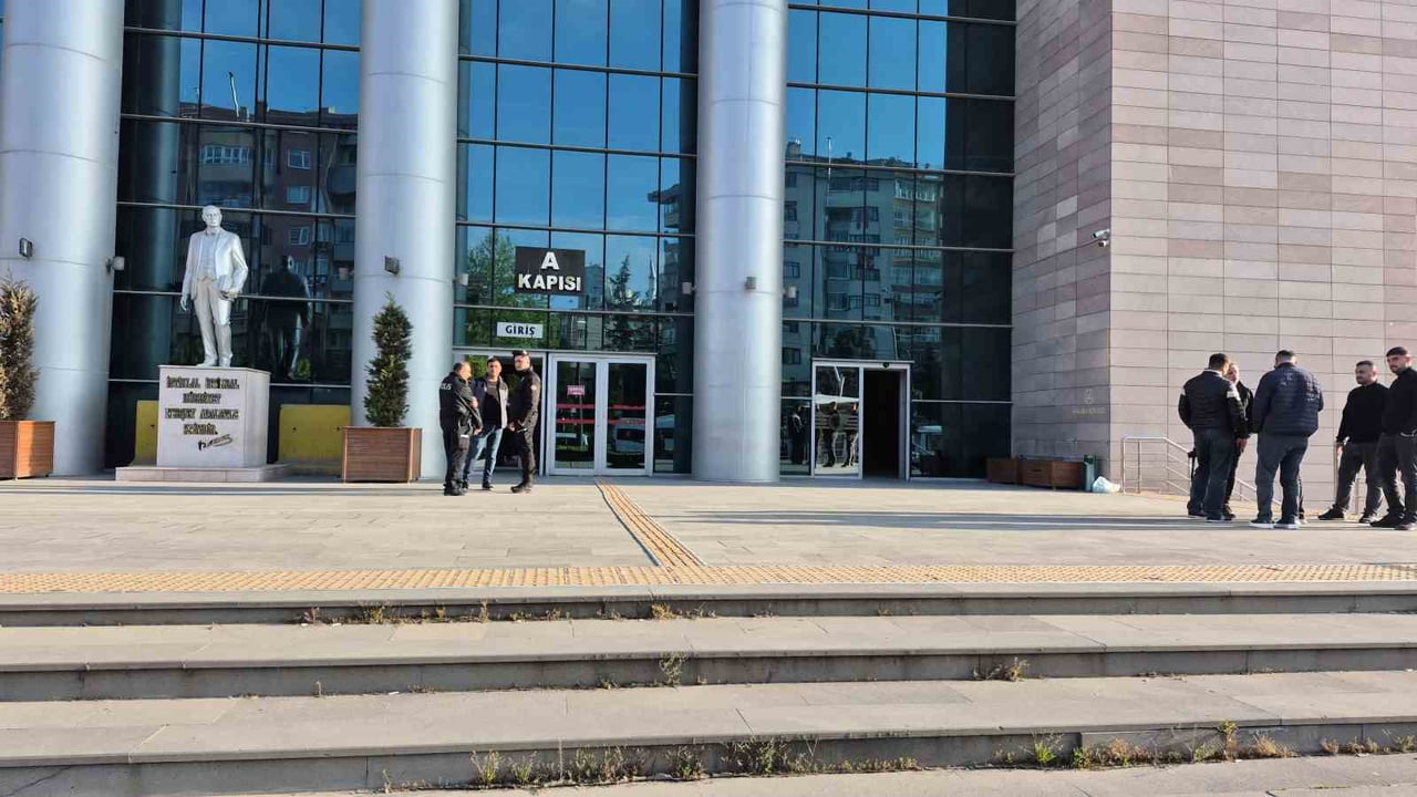 ESKİŞEHİR’DE MİHALGAZİ BELEDİYE BAŞKANI ZEYNEP AKGÜN GÜNEŞ’E HAKARET İDDİASIYLA YARGILANAN MEHMET...