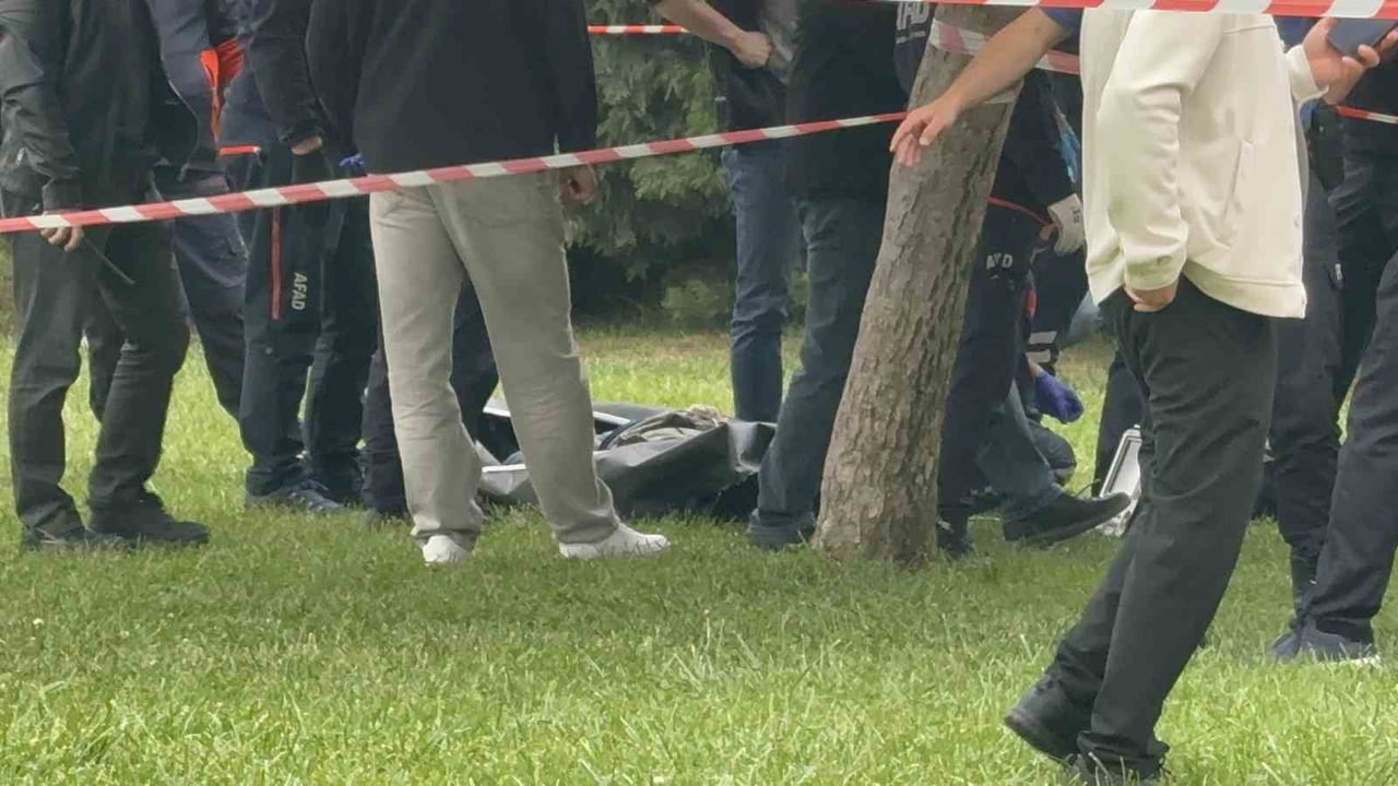 ESKİŞEHİR’DE PORSUK ÇAYI’NDA PARK İŞÇİLERİNİN FARK ETTİĞİ ERKEK CESEDİ EKİPLERCE KIYIYA...