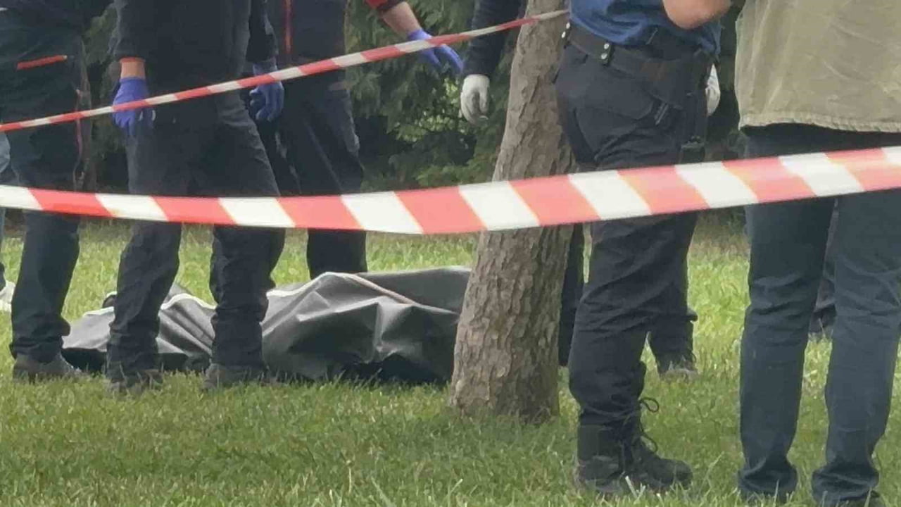 ESKİŞEHİR’DE PORSUK ÇAYI’NDA PARK İŞÇİLERİNİN FARK ETTİĞİ ERKEK CESEDİ EKİPLERCE KIYIYA...