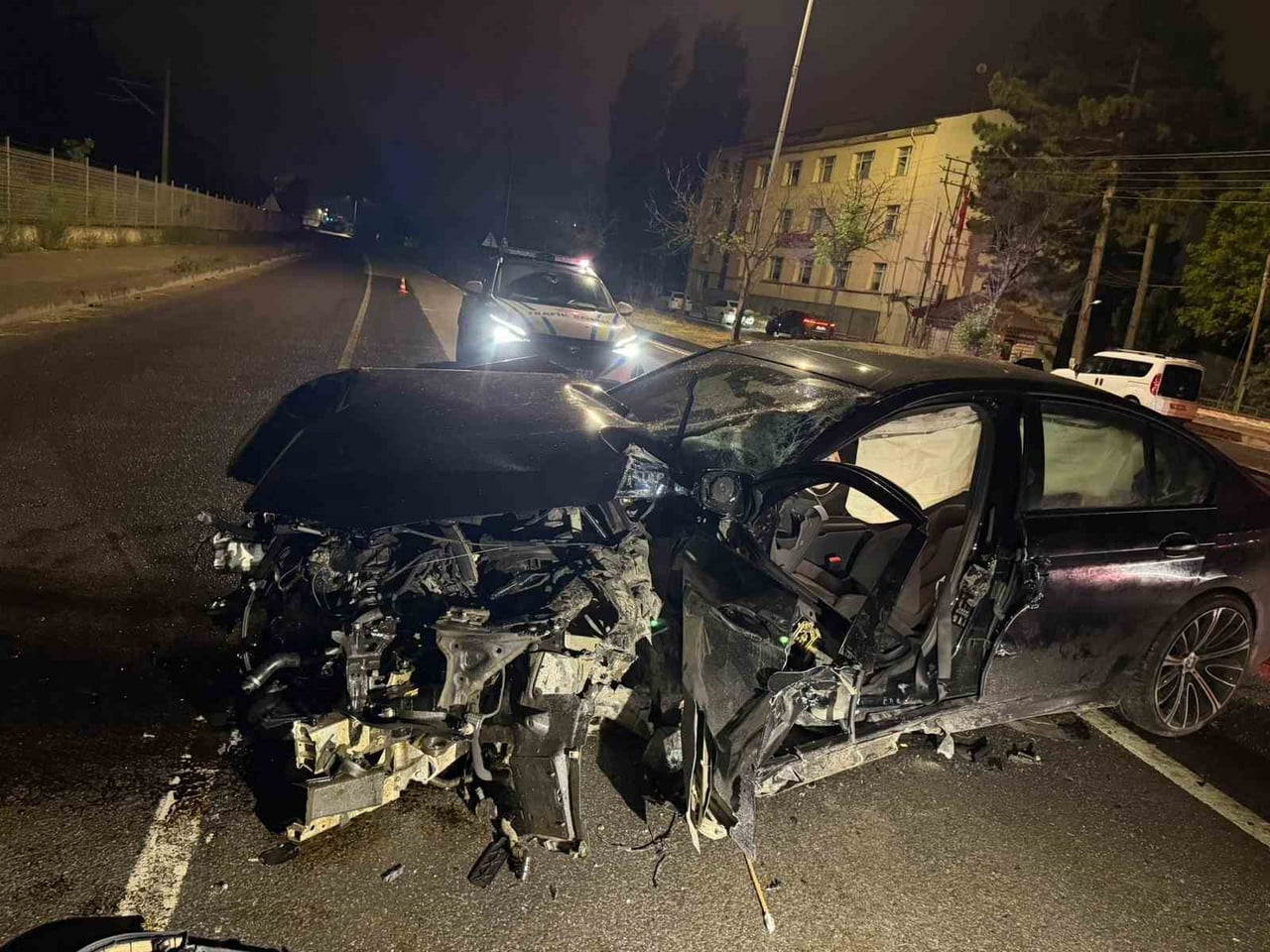 ESKİŞEHİR’DE SEYİR HALİNDEYKEN ORTA REFÜJE VURDUKTAN SONRA HURDAYA DÖNEN ARAÇTA SIKIŞAN SÜRÜCÜ...