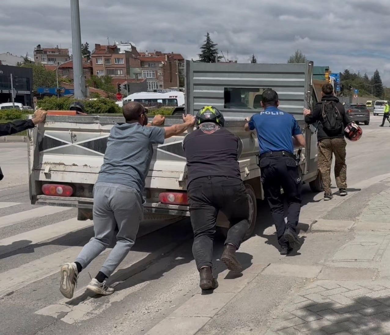 ESKİŞEHİR’DE, SIKIŞIK TRAFİKTE BOZULAN KAMYONETİ POLİS VE DİĞER SÜRÜCÜLER İTEREK...