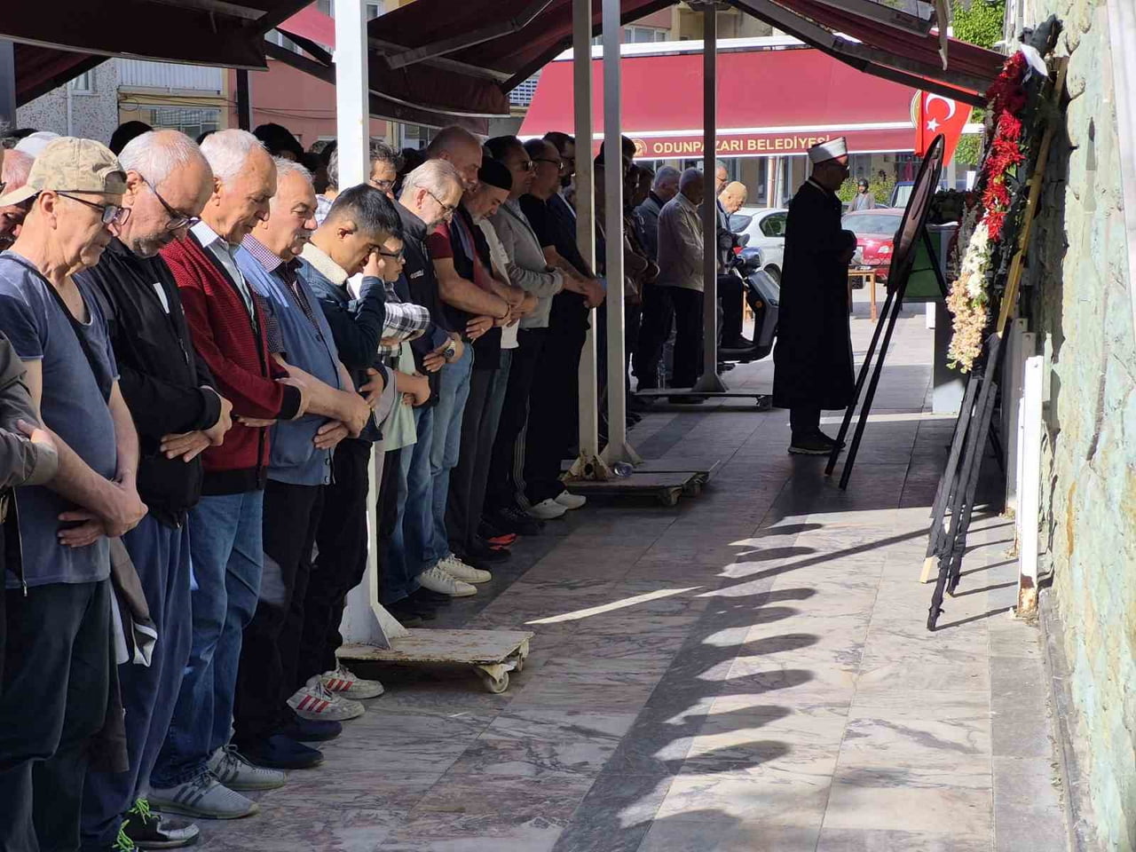 ESKİŞEHİR’DE TERS YÖNDE SEYREDEN ARACIN ÇİĞNEDİĞİ GENÇ KADIN SON YOLCULUĞUNA UĞURLANIRKEN, SÜRÜCÜ...