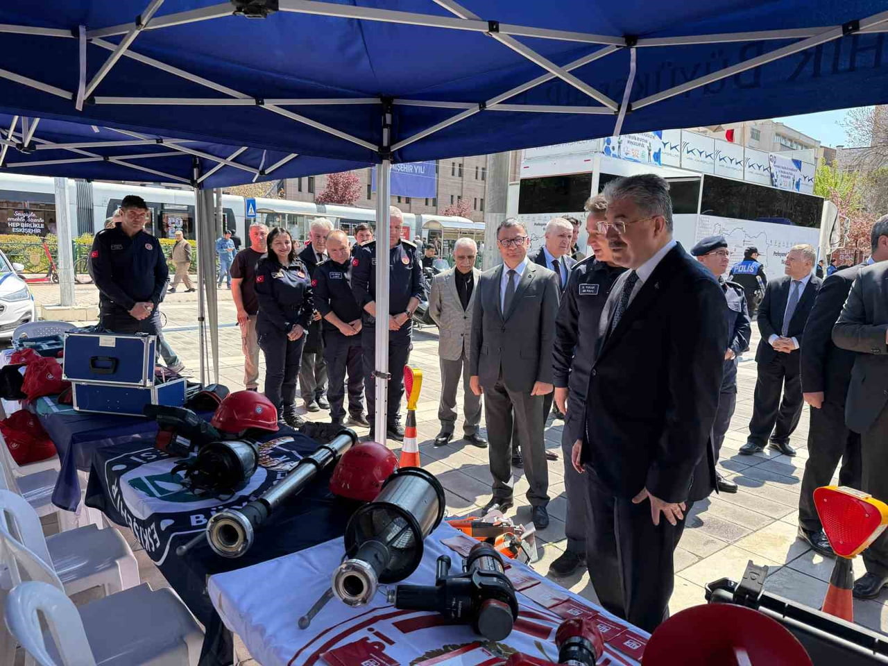 ESKİŞEHİR’DE TRAFİK HAFTASI KAPSAMINDA KURULAN STANDLARI GEZEN VALİ ERDİNÇ YILMAZ ALKOL GÖZLÜĞÜNÜ...
